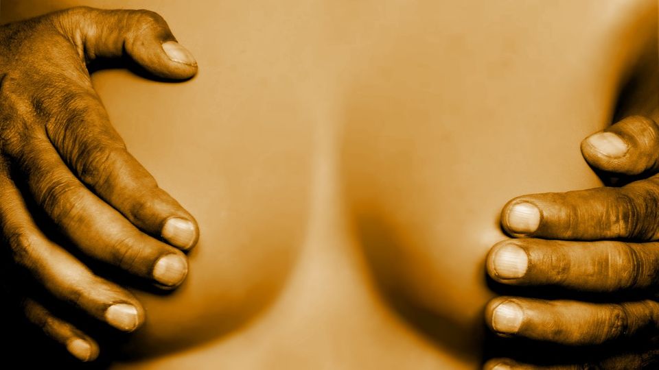 Nina Poelchau, systemische und emotionsfokussierte Paartherapeutin, erklärt im Interview, warum die Sexualität in vielen Beziehungen so allmählich ausstirbt, und was Paare dagegen tun können.