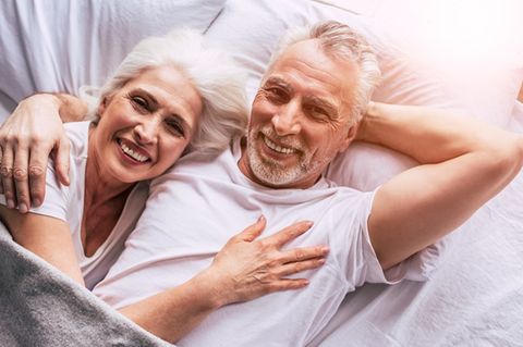 Sich innerhalb einer Beziehung zurückzuziehen kann, laut Nina Poelchau, tatsächlich unter gewissen Umständen sogar sehr sinnvoll sein. Wie man es am besten macht, erklärt die Paartherapeutin im Interview.