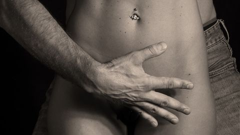 Am Anfang einer Beziehung ist meist alles ganz einfach, doch das kann sich mit der Zeit ganz schön drastisch ändern. Warum Sex für viele Menschen Stress bedeutet und was man dagegen tun kann, erklärt Nina Poelchau im Interview.