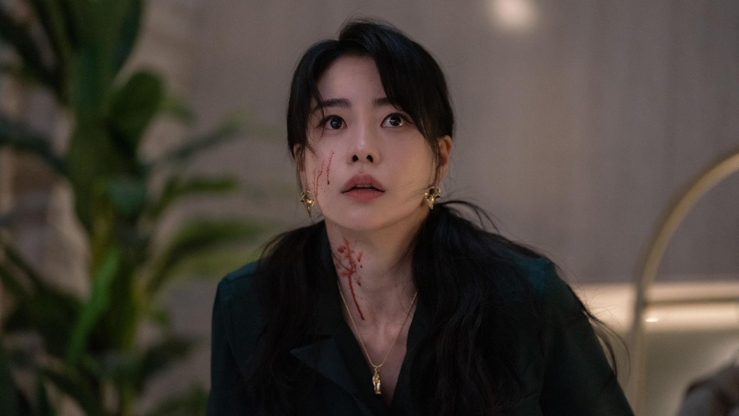 Gut gehütetes Geheimnis: Platz 3: The Glory Nach dem Hype um koreanische Kultur in den letzten Jahren darf das Land natürlich auch in der Netflix-Bestenliste nicht fehlen. 622 Millionen Stunden flimmerte mit "The Glory" die Geschichte einer jungen Frau, die sich an ihren mobbenden Mitschülern rächt, weltweit über die Bildschirme. Platz 3: The Glory Nach dem Hype um koreanische Kultur in den letzten Jahren darf das Land natürlich auch in der Netflix-Bestenliste nicht fehlen. 622 Millionen Stunden flimmerte mit "The Glory" die Geschichte einer jungen Frau, die sich an ihren mobbenden Mitschülern rächt, weltweit über die Bildschirme.