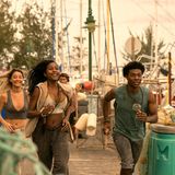 Platz 8: Outer Banks  Schöne junge Menschen, viel Action und ein Hauch Mystery: "The Outer Banks" hat das alles. Als nach zwei Jahren Warten im Frühjahr die dritte Staffel startete, konnten sich die Fans offenbar nicht mehr halten vor Freude – und verbrachten 402 Millionen Stunden mit ihren geliebten "Pogues".