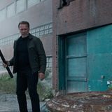 Platz 9: FUBAR  Als Netflix ausgerechnet Legende Arnold Schwarzenegger zum Action-Chef des Unternehmens berief, jubelten die Fans des Genres. Entsprechend groß war dann das Interesse an der ersten Serie des "Gouvernators". Die Handlung von "FUBAR" erinnert etwas an Arnies Action-Klassiker "True Lies" – aber das kann man auch als Lob verstehen. Mit 266 Millionen Streaming-Stunden ist der Erfolg allemal gesichert.