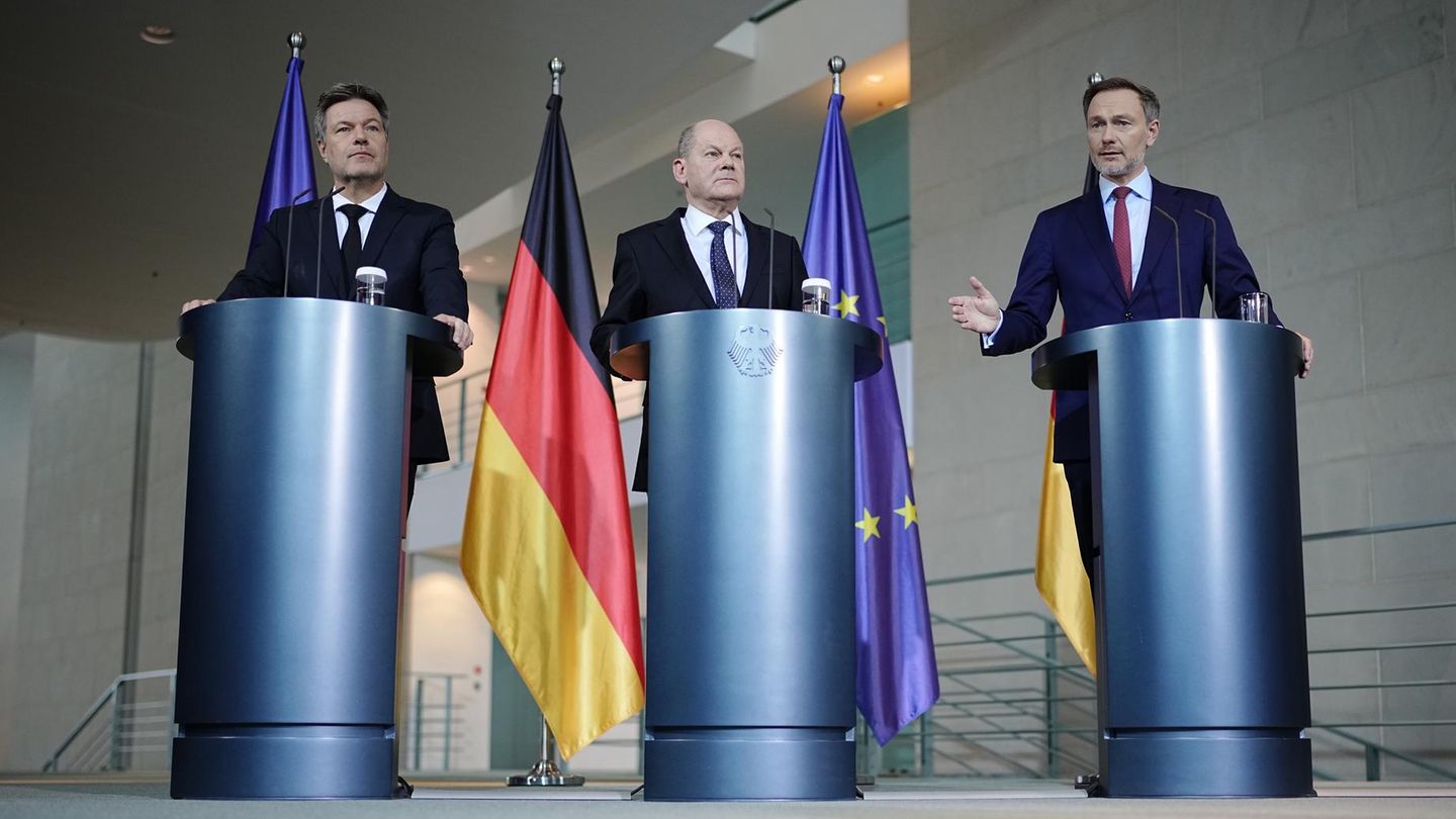 Haben sich im Haushaltsstreit geeinigt: Wirtschaftsminister Robert Habeck, Kanzler Olaf Scholz (SPD) und Finanzminister Christian Lindner (FDP, v. l.)