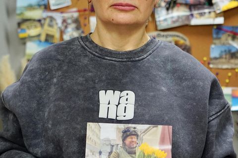 Ludmyla Tschytschera mit einem Foto ihres Mannes Dmitry