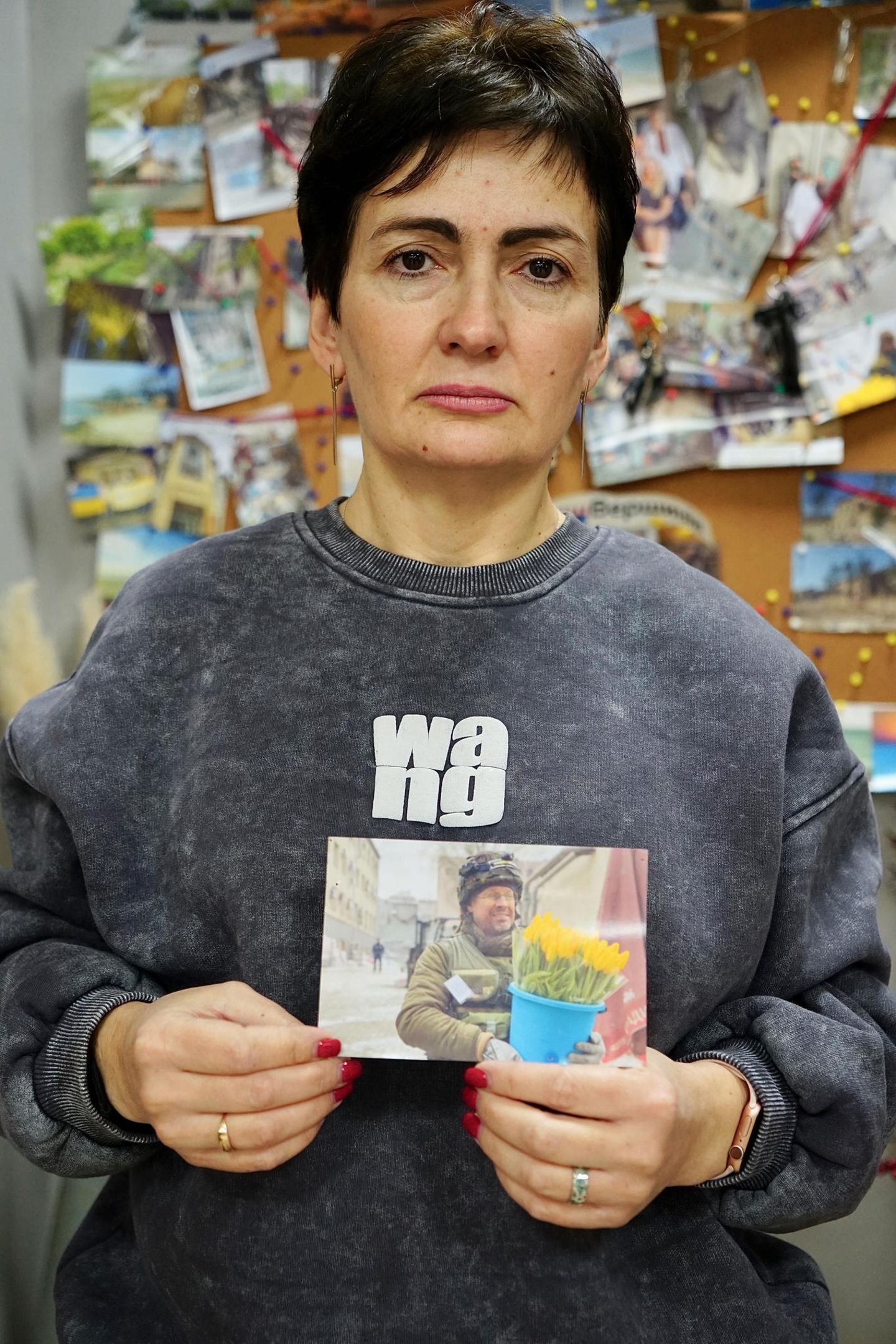 Ludmyla Tschytschera mit einem Foto ihres Mannes Dmitry
