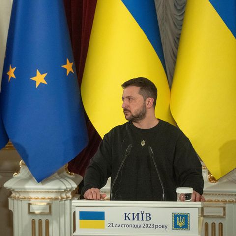 Charles Michel, Präsident des Europäischen Rates, und Wolodymyr Selenskyj reden bei einer Pressekonferenz