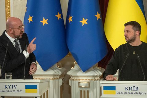 Charles Michel, Präsident des Europäischen Rates, und Wolodymyr Selenskyj reden bei einer Pressekonferenz