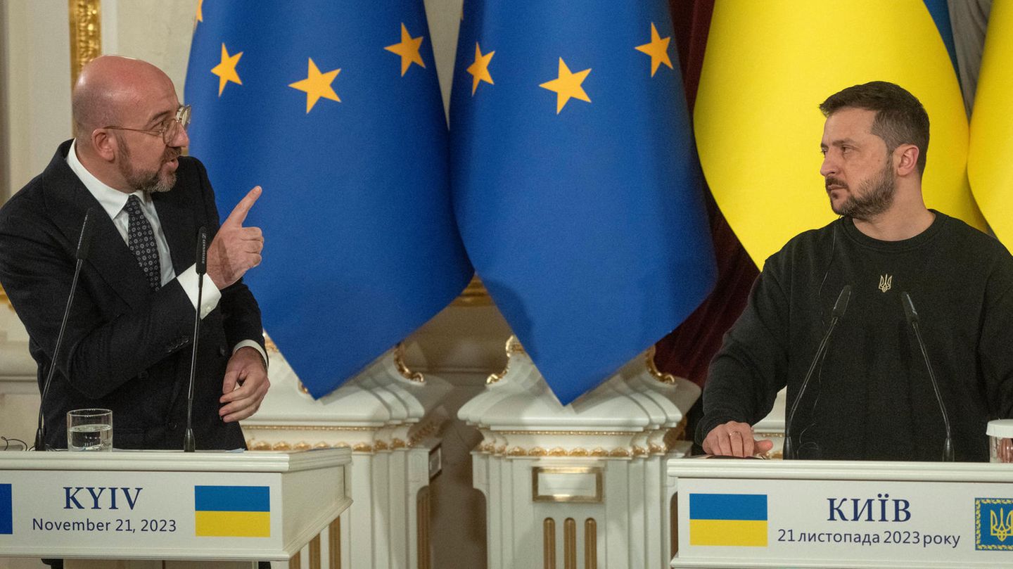 Charles Michel, Präsident des Europäischen Rates, und Wolodymyr Selenskyj reden bei einer Pressekonferenz Charles Michel, Präsident des Europäischen Rates, und Wolodymyr Selenskyj reden bei einer Pressekonferenz