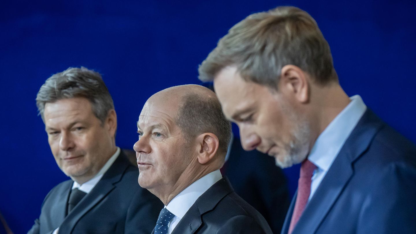 Robert Habeck (l-r, Bündnis 90/Die Grünen), Bundeskanzler Olaf Scholz (SPD) und Christian Lindner (FDP)