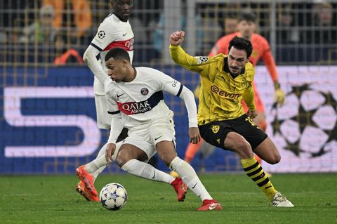 Paris' Stürmer Kylian Mbappe (l) und Dortmunds Abwehrspieler Mats Hummels in Aktion
