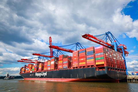Das Containerschiff «Al Nefud» der Reederei Hapag-Lloyd liegt am Containerterminal Burchardkai (CTB) im Hafen Hamburg