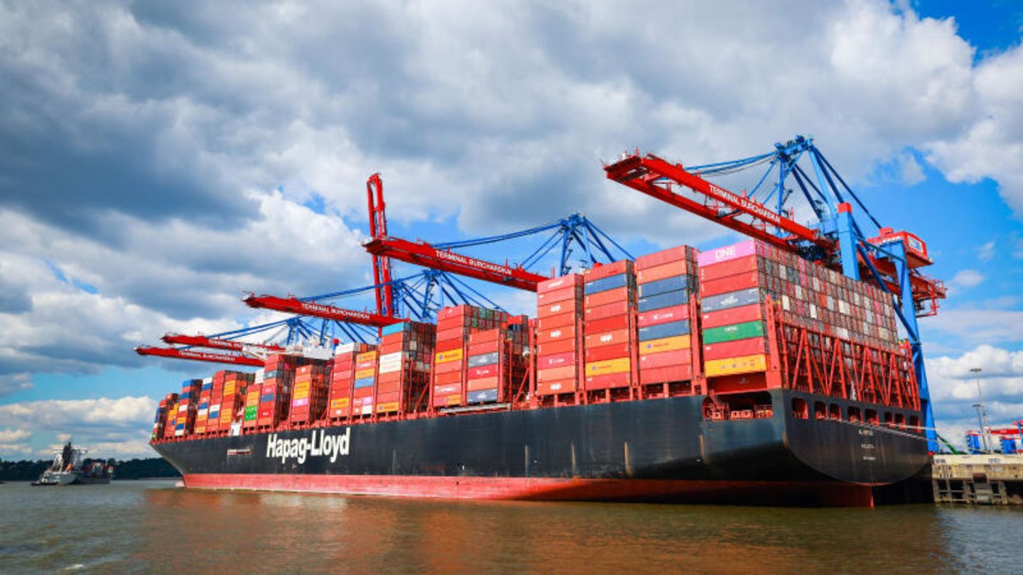 Das Containerschiff «Al Nefud» der Reederei Hapag-Lloyd liegt am Containerterminal Burchardkai (CTB) im Hafen Hamburg