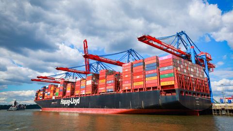Das Containerschiff «Al Nefud» der Reederei Hapag-Lloyd liegt am Containerterminal Burchardkai (CTB) im Hafen Hamburg
