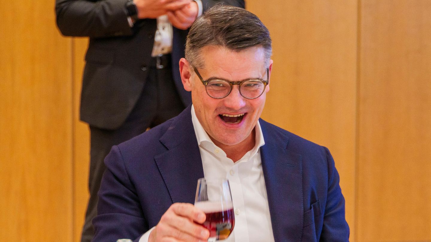 Hessens Ministerpräsident Boris Rhein (CDU) hebt ein Glas bei den Verhandlungen über den neuen Koalitionsvertrag