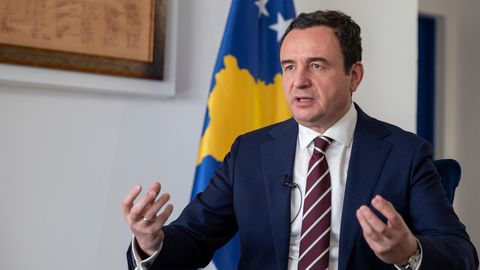 Der 48-jährige Albin Kurti ist seit 2021 Ministerpräsident der Republik Kosovo und führt eine Reformregierung an, die sich insbesondere dem Kampf gegen Korruption verschrieben hat