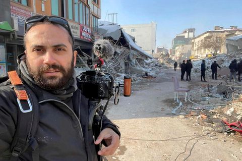 Im Februar 2023 posiert Reuters-Journalist Issam Abdallah für ein Selfie während seiner Arbeit in Maras, Türkei. Am 13. Oktober wurde er im Libanon durch eine Granatenexplosion getötet