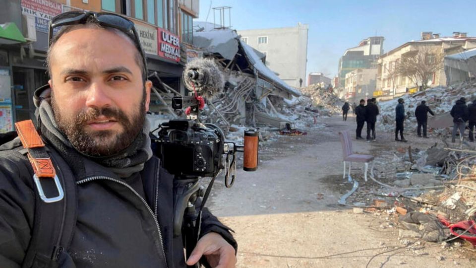 Im Februar 2023 posiert Reuters-Journalist Issam Abdallah für ein Selfie während seiner Arbeit in Maras, Türkei. Am 13. Oktober wurde er im Libanon durch eine Granatenexplosion getötet