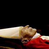 Im Petersdom liegt der Papst mittig aufgebahrt