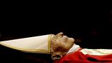 Im Petersdom liegt der Papst mittig aufgebahrt
