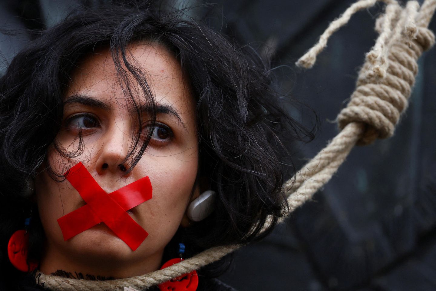 München Eine Frau mit zugeklebtem Mund und schlinge um den Hals, auf einem "woman, life, freedom" protestmarsch