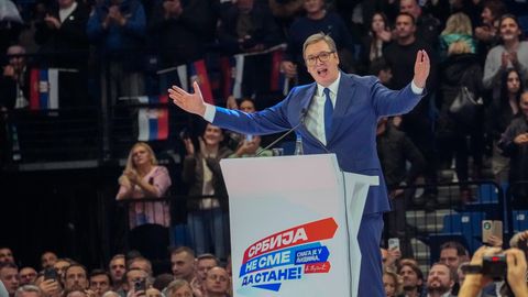 Steht bei der Parlamentswahl nicht auf dem Stimmzettel, mischt aber im Wahlkampf stark mit: Serbiens Präsident Aleksandar Vučić, hier bei einer Veranstaltung in Belgrad Anfang Dezember