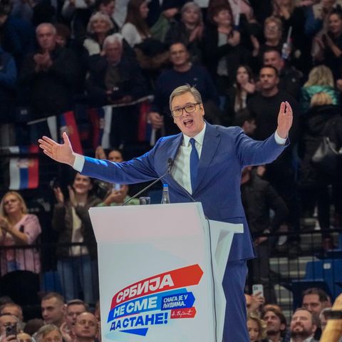 Steht bei der Parlamentswahl nicht auf dem Stimmzettel, mischt aber im Wahlkampf stark mit: Serbiens Präsident Aleksandar Vučić, hier bei einer Veranstaltung in Belgrad Anfang Dezember