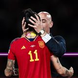 Luis Rubiales (R) küsst die spanische Stürmerin Jennifer Hermoso (L) während der Siegerehrung des Endspiels der FIFA Frauen-WM