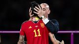 Luis Rubiales (R) küsst die spanische Stürmerin Jennifer Hermoso (L) während der Siegerehrung des Endspiels der FIFA Frauen-WM