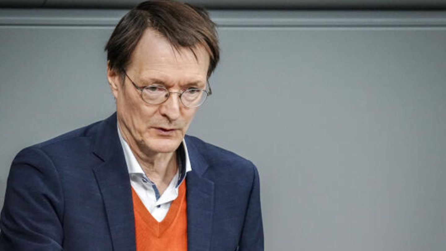 Karl Lauterbach (SPD), Bundesminister für Gesundheit, spricht im Bundestag
