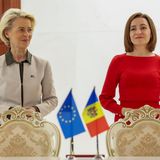 Aktueller Status: Beitrittskandidat (seit 2022) – Antrag auf Mitgliedschaft: 2022  Auch für die Republik Moldau (auch Moldawien genannt) ging es im vergangenen Jahr im Rekordtempo in Richtung EU – angetrieben durch die Aggressionen Russlands.   Die Kommission hat dem Kandidaten neun Reformschritte auferlegt. Dabei geht es wie bei den ukrainischen Nachbarn unter anderem um Korruptionsbekämpfung, eine Reform der Justiz und der Verwaltung und eine Zerschlagung des Oligarchensystems.    Doch ist die europäische Zukunft Moldaus untrennbar mit dem der Ukraine verbunden. Sollte für die diese Woche keine konkrete Perspektive gefunden werden, verzögert sich wohl auch der Verhandlungsbeginn für Moldau.   Foto: EU-Kommissionspräsidentin Ursula von der Leyen, Präsidentin der Europäischen Kommission neben Maia Sandu, Präsidentin von Moldau, bei einem Besuch in der Haupstadt Chisinau.