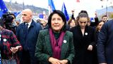 Aktueller Status: Potenzieller Beitrittskandidat (seit 2022)  Im Gegensatz zur Ukraine und Moldau wartet Georgien bisher noch auf den offiziellen Kandidatenstatus.   Die EU arbeitet allerdings bereits seit Jahren eng mit Georgien zusammen und zahlt jährlich Hilfen in Millionenhöhe, um den Lebensstandard anzugleichen. Neben umfangreichen Reformen sollen auch die Freihandelszone zwischen der EU und Georgien ausgeweitet werden.  Foto: Die georgische Präsidentin Salome Surabischwili (M.) bei einer Demonstration zur Unterstützung der EU-Kandidatur ihres Landes