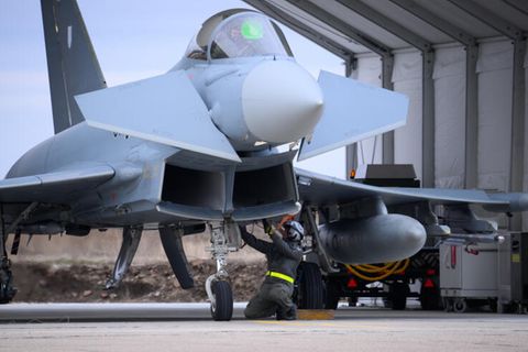 Bundeswehr-Soldaten machen auf dem Flugplatz Mihail Kogalniceanu, in der Nähe von Constanta (Rumänien), einen deutschen Eurofighter startklar
