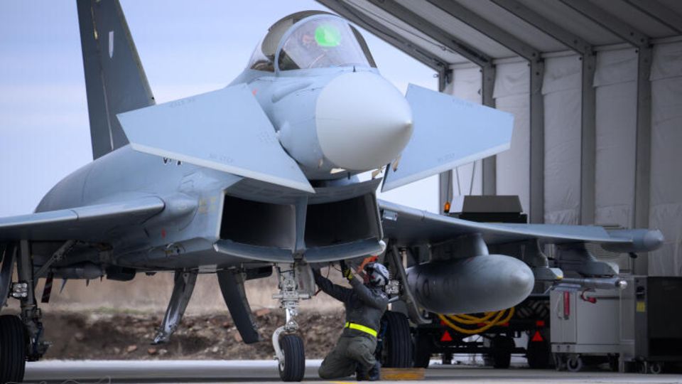 Bundeswehr-Soldaten machen auf dem Flugplatz Mihail Kogalniceanu, in der Nähe von Constanta (Rumänien), einen deutschen Eurofighter startklar