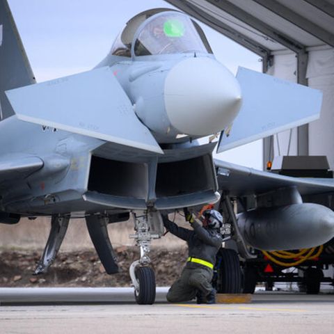 Bundeswehr-Soldaten machen auf dem Flugplatz Mihail Kogalniceanu, in der Nähe von Constanta (Rumänien), einen deutschen Eurofighter startklar