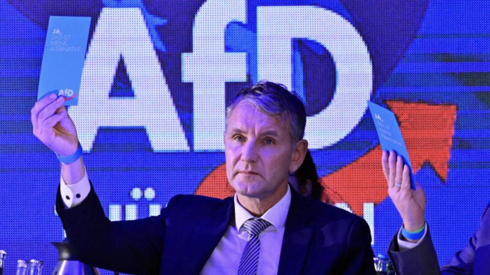 Auftritt in Gera: Thüringer AfD-Chef Höcke animiert Publikum zu verbotener Nazi-Parole