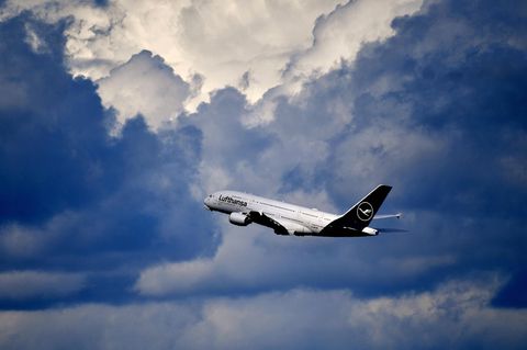 Flugzeug vor dunklen Wolken.