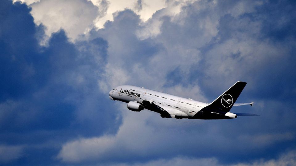 Flugzeug vor dunklen Wolken.