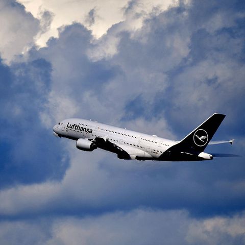 Flugzeug vor dunklen Wolken.