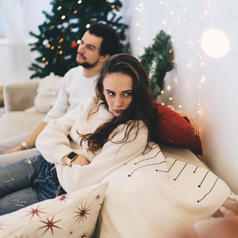 Streit an Weihnachten: Ein Paar sitzt auf einer Couch