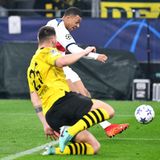 Nach einem langen Pass überläuft Kylian Mbappé  Niklas Süle und Keeper Gregor Kobel und will den Ball ins Tor lupfen.