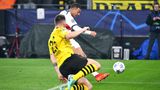 Nach einem langen Pass überläuft Kylian Mbappé  Niklas Süle und Keeper Gregor Kobel und will den Ball ins Tor lupfen.