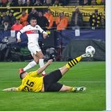 Doch Süle fliegt in der 18. Minute beim Stand von 0:0 dazwischen und erwischt den Ball artistisch mit dem Fuß – und vereitelt eine hundertprozentige Torchance der Franzosen.