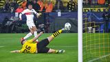 Doch Süle fliegt in der 18. Minute beim Stand von 0:0 dazwischen und erwischt den Ball artistisch mit dem Fuß – und vereitelt eine hundertprozentige Torchance der Franzosen.