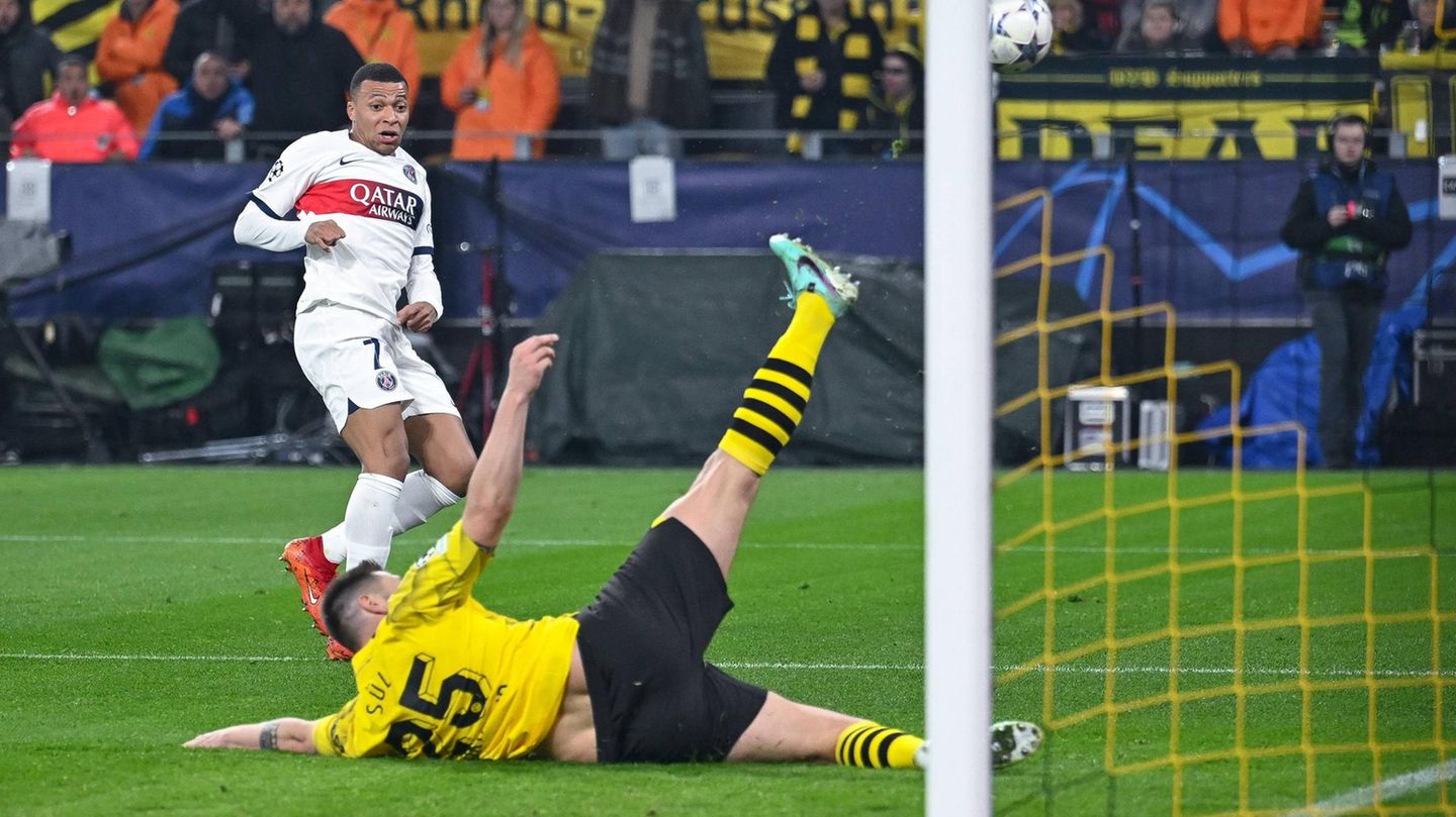 Mbappé sieht die außergewöhnliche Rettungstat an und kann es im ersten Moment anscheinend kaum glauben