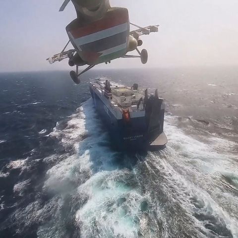 Das Foto zeigt einen Hubschrauber der Huthi-Rebellen, der sich dem Frachtschiff „Galaxy Leader“ nähert