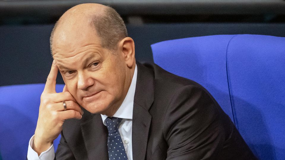 Olaf Scholz stützt bei einer Debatte im Bundestag seinen Kopf auf
