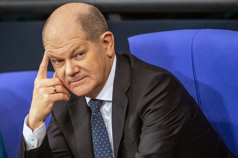 Olaf Scholz stützt bei einer Debatte im Bundestag seinen Kopf auf