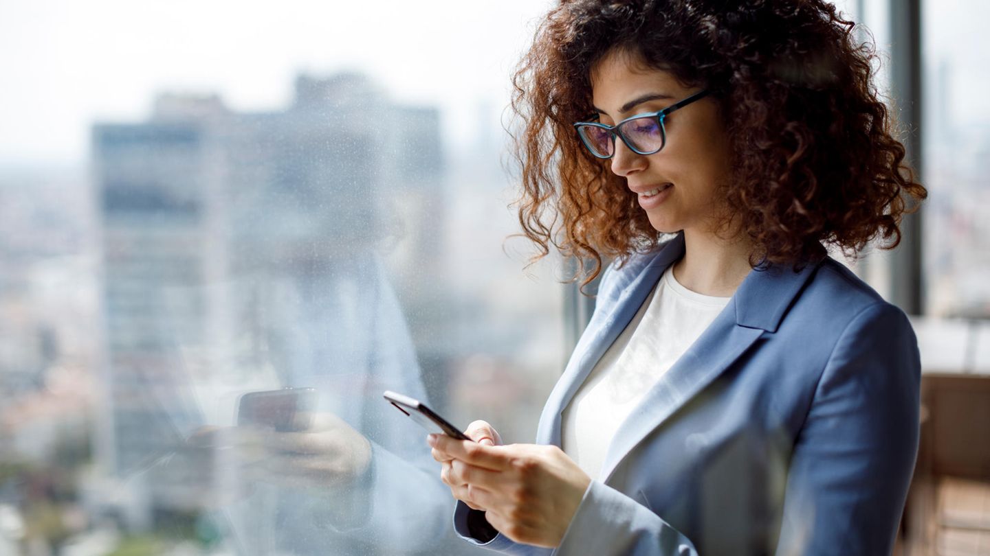 Frau schreibt Nachrichten am Telefon