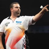 Seit dem Erreichen des WM-Halbfinales im vergangenen Jahr ist Gabriel Clemens, 40 Jahre alt, einem größeren Publikum bekannt. "The German Giant" unterlag damals dem späteren Weltmeister Michael Smith. In der Weltrangliste steht der Mann aus Saarlouis auf Platz 22 und ist die größte Hoffnung der deutschen Anhänger.