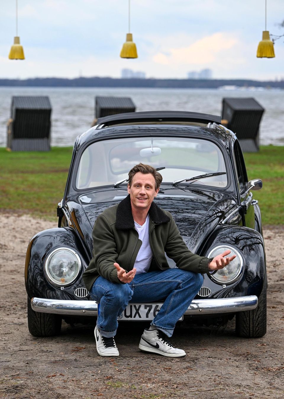 Patrick Kalupa vor seinem VW-Käfer